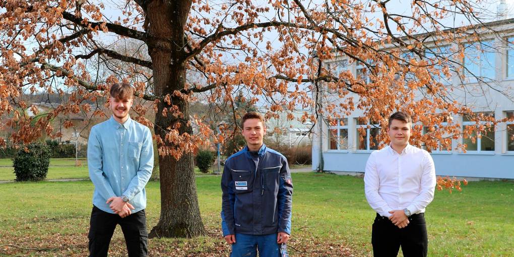 Blicken auf eine gute Zeit in der Berufsschule Nidda zurück: Rico Müller, Julian Gaar und René Becker (v.l.). Foto: Frühbis